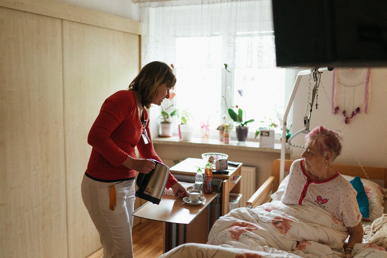 Pflegekraft mit Patientin