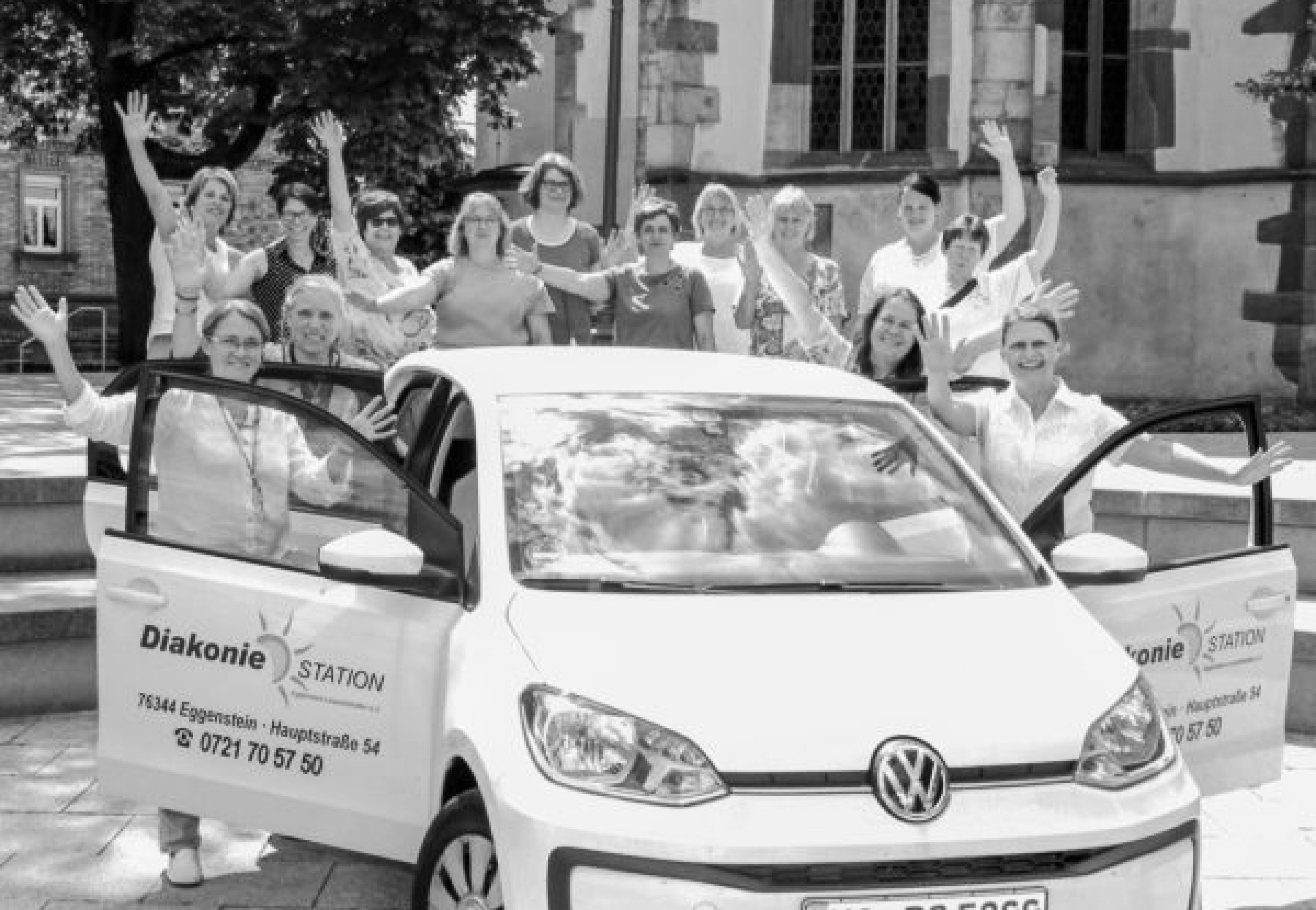 Ueber-uns_Schwestern-vor-Auto-600x600 2-1 Ueber-uns_Schwestern-vor-Auto-600x600 2-1